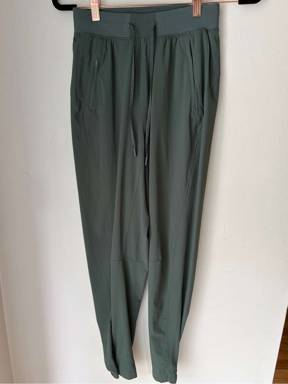 20. Size 4 LULULEMON License to Train High-Rise Pant Green Twill